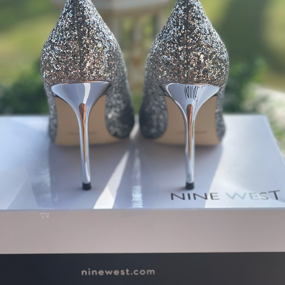 👠 NWOT gorgeous sparkly heels with silver heel